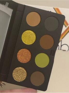 🆕 NIB Smashbox Eyeshadow Palette — Mood Board